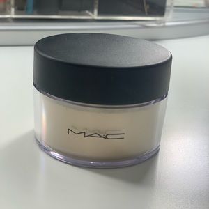 MAC COSMETICS Studio Finish Face Powder in GOLD